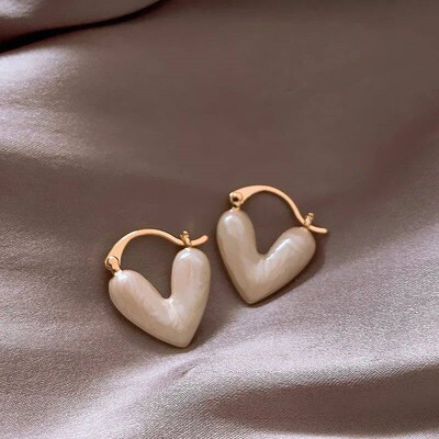 2023 New Korean Light Luxury White Oil Dropping Love Stud Ea