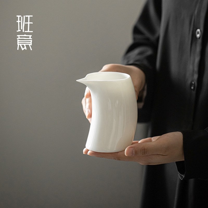 班意羊脂玉白瓷月牙公道杯茶海陶瓷匀杯分茶器白瓷家用功夫茶具图片