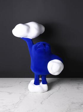 欧现北代轻奢蓝色植绒云朵人物品塑雕摆件样板间客厅UIC电视柜饰