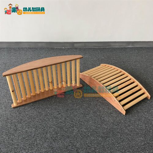 木质平衡桥跷跷板儿童感统体能训练器材半月摇道具幼儿游戏玩具 - 封面