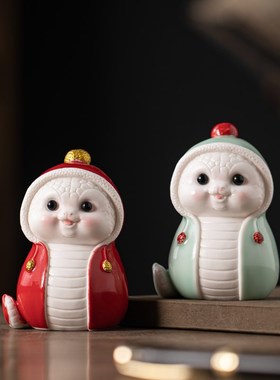 陶瓷蛇摆件可爱卡通招财红色生肖蛇家居办公室桌面装饰蛇年吉祥物