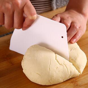 Useful Curved Cream Spatula DIY Pastry Cutters Dough Scraper