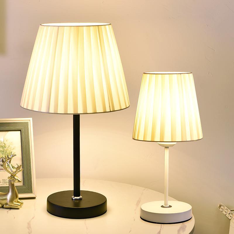 Warm Bedroom Bedside Lamp Eye Protection Romantic Table Lamp图片