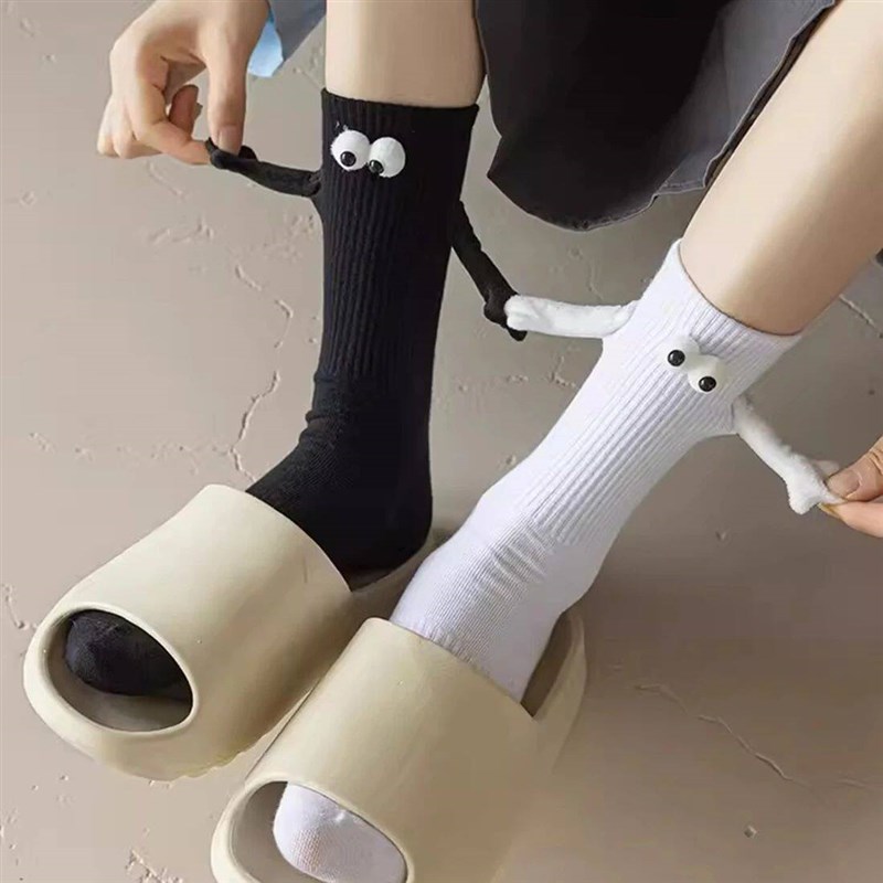 Summer Creative Magnetic Holding Hands Socks Couple Hand In - 实物图