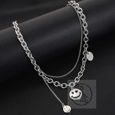 。Double layer clavicle chain smiling expression couple disc