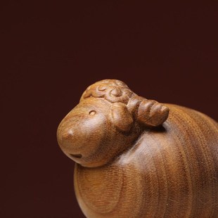 天然绿檀木雕小肥羊创意文玩手把件生肖羊可爱萌羊桌面工艺品摆件