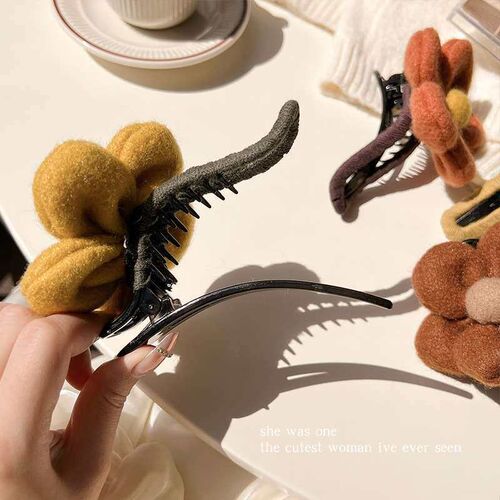 Autumn and Winter Plush Flower Duckbill Clip Hairpin Elegant