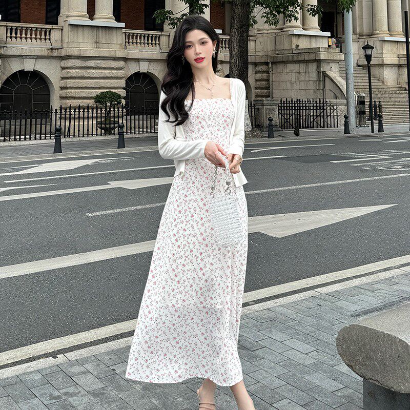 温柔风碎花吊带连衣裙女2024春夏季新款收腰气质雪纺长裙打底裙子