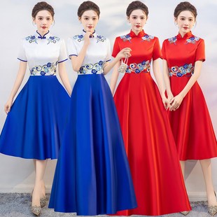 中国风青花瓷旗袍演出服裙女走秀礼仪迎宾晚礼服大合唱团指挥服装