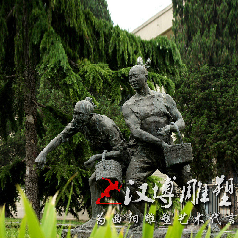 玻璃钢仿铜人物雕塑农民搬运农作物进仓库雕塑景观铸铜人物定制做