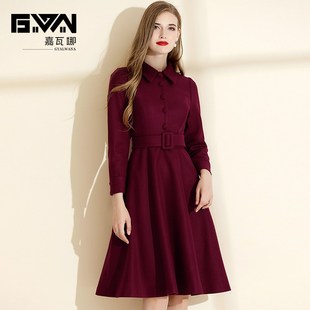 嘉瓦娜2025秋冬新款女装翻领酒红色长袖毛呢连衣裙系带收腰中长款