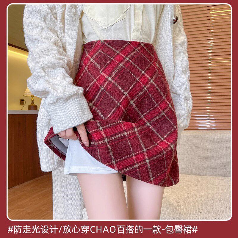 红色格纹毛呢短裙女春夏2025新款显瘦半身裙子小个子加绒包臀裙