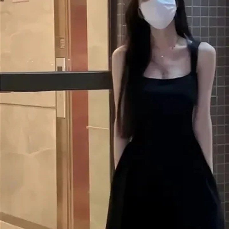 法式高级感简约气质方领白色吊带连衣裙夏季中长款褶皱收腰背心裙