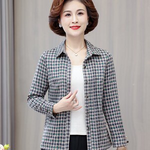 中老年女装衬衫2023春秋新款小个子妈妈花色修身长袖开衫婆婆上衣