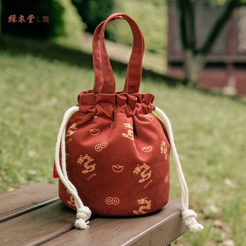 彩衣堂国风新年龙年抽绳束口袋手提手拎女手机遛弯收纳水桶包红AC,节庆用品/礼品,文化创意包/袋,淘宝优惠券,粉丝福利购,淘宝优惠卷