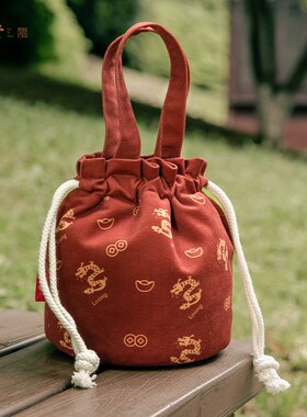 彩衣堂国风新年龙年抽绳束口袋手提手拎女手机遛弯收纳水桶包红AC