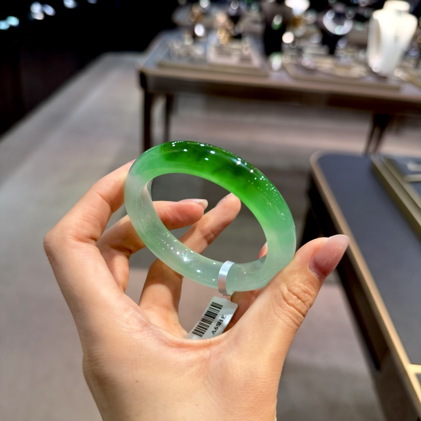 a级高端正品翡翠玻璃种飘花手镯天然翡翠玉石白底青辣绿玉镯子女图片