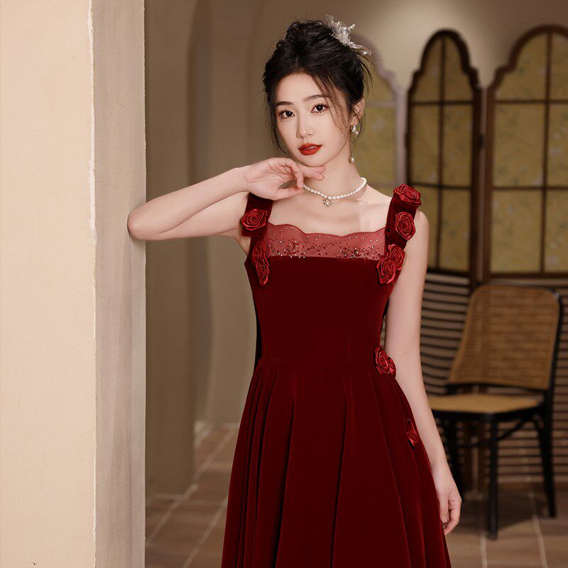 酒红色绒面吊带新娘敬酒服2024新款订婚回门花朵晚礼服长款显瘦冬