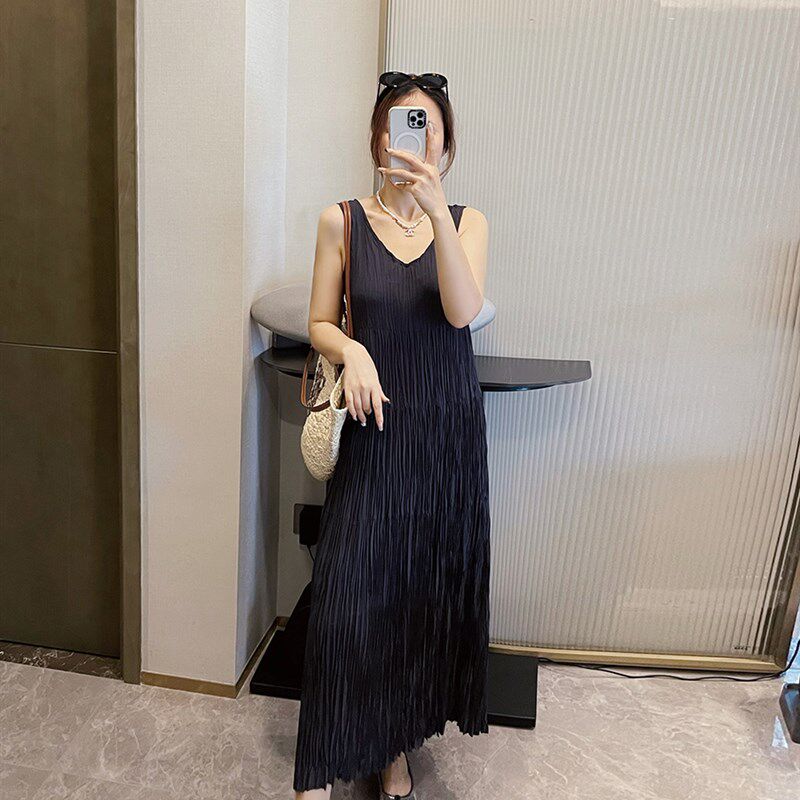 24全新出品~精致优雅!上身显瘦纸片人褶皱无袖V领背心连衣裙 女