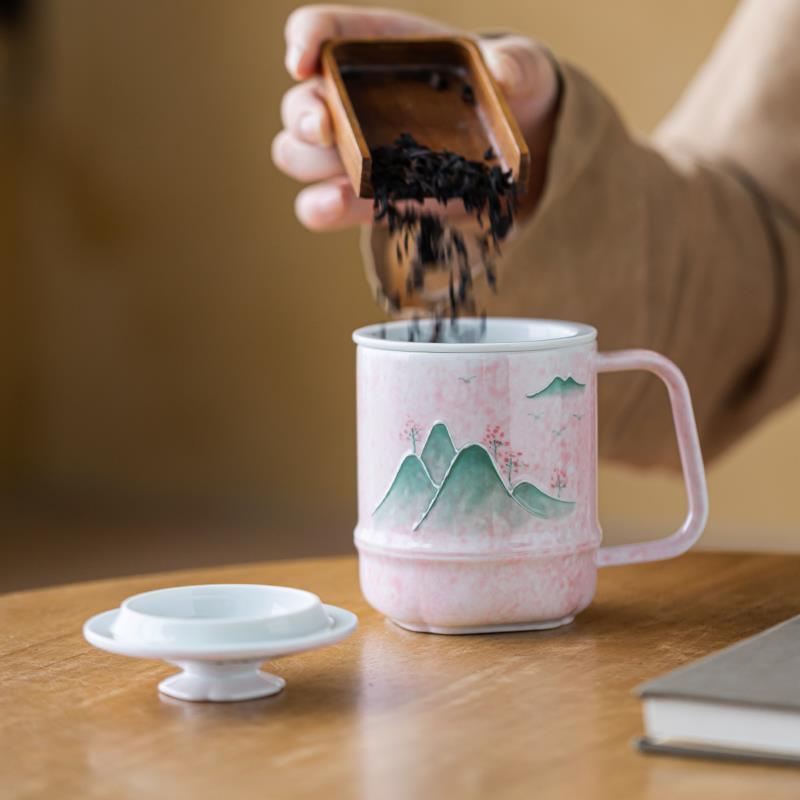 画续白瓷粉黛手绘远山办公杯带盖子陶瓷杯家用茶杯茶水分离泡茶杯