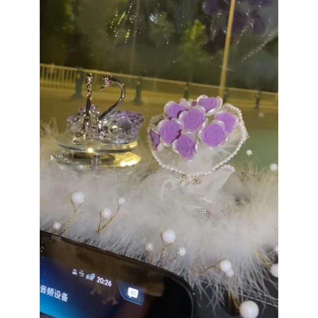 太阳能旋转水晶天鹅汽车香水摆件车载玫瑰花香薰可爱女神款车内装