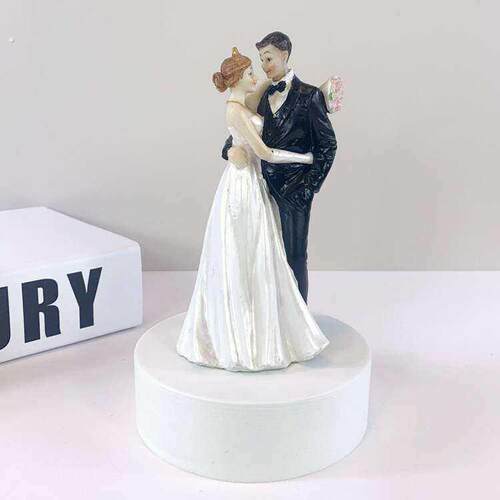 欧式新郎新娘人偶婚庆树脂品结婚纪念日礼物婚礼蛋糕装饰摆件