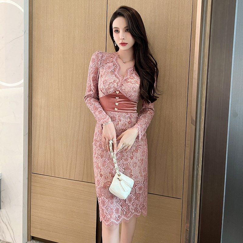 优雅轻奢名媛风碎花包臀连衣裙女秋冬高级感修身长袖粉色蕾丝裙子