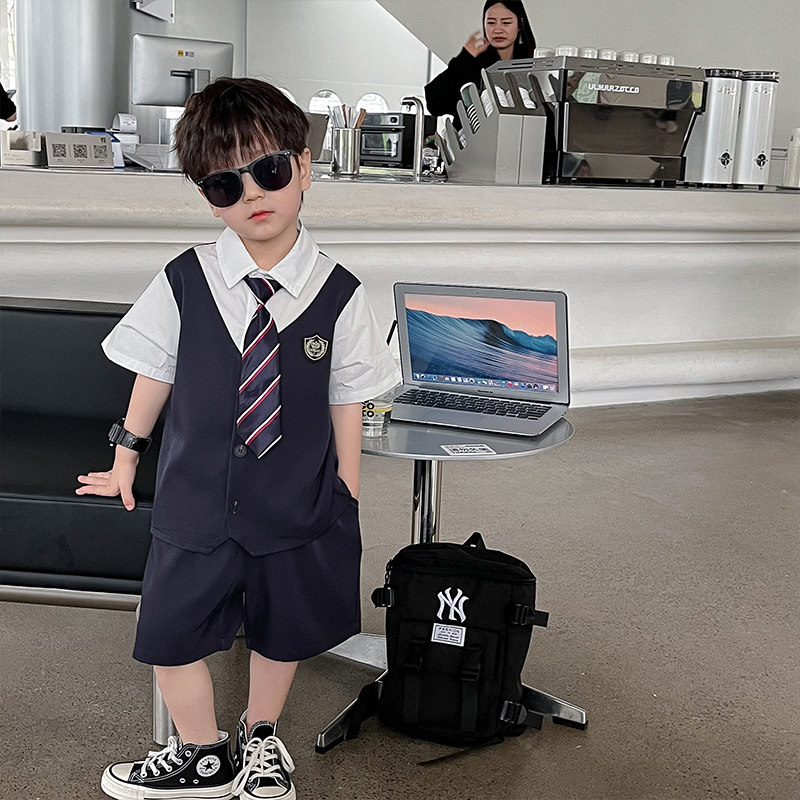 童装幼儿园假两件套装夏季儿童时髦短袖衬衫男童西裤短裤礼服表演