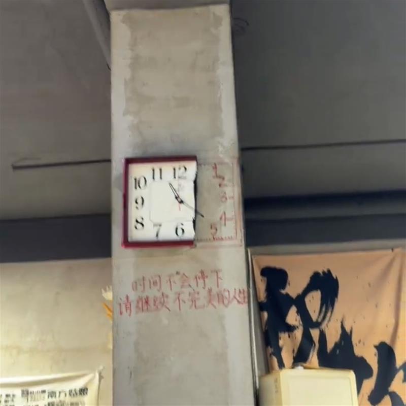 一半老式跳秒走时蹭针机芯现代简约方形挂钟客厅时钟简约石英钟