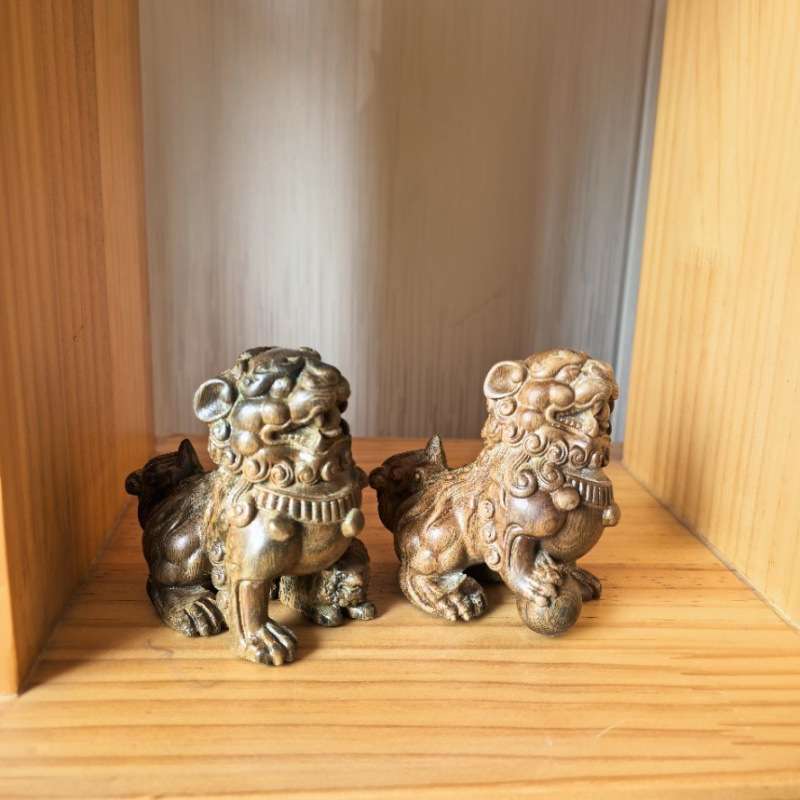 绿檀雕狮子一对雌雄汽车饰品办公家居雕刻工艺品摆件