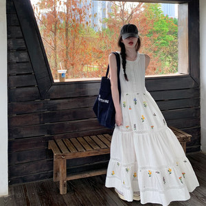 法式白色连衣裙女碎花刺绣2025夏新款清冷感白月光无袖度假长裙子