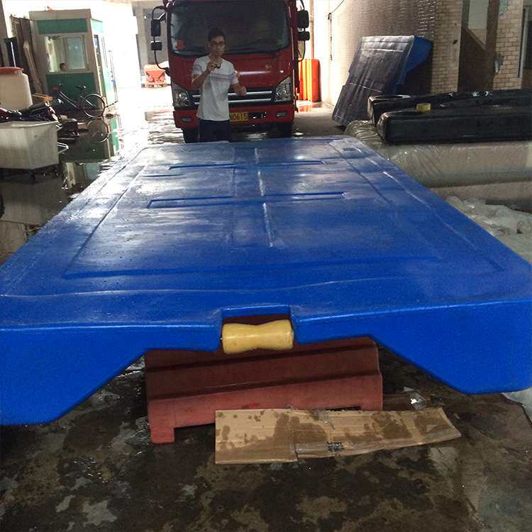 海上船坞游艇泊位塑料摩托艇停靠板水上乐园浮筒码头浮板平台浮台