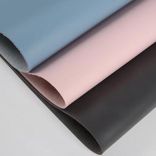 环保现货1.8mm平纹麂皮绒底PVC硬革皮革 仿真皮底人造革餐桌垫