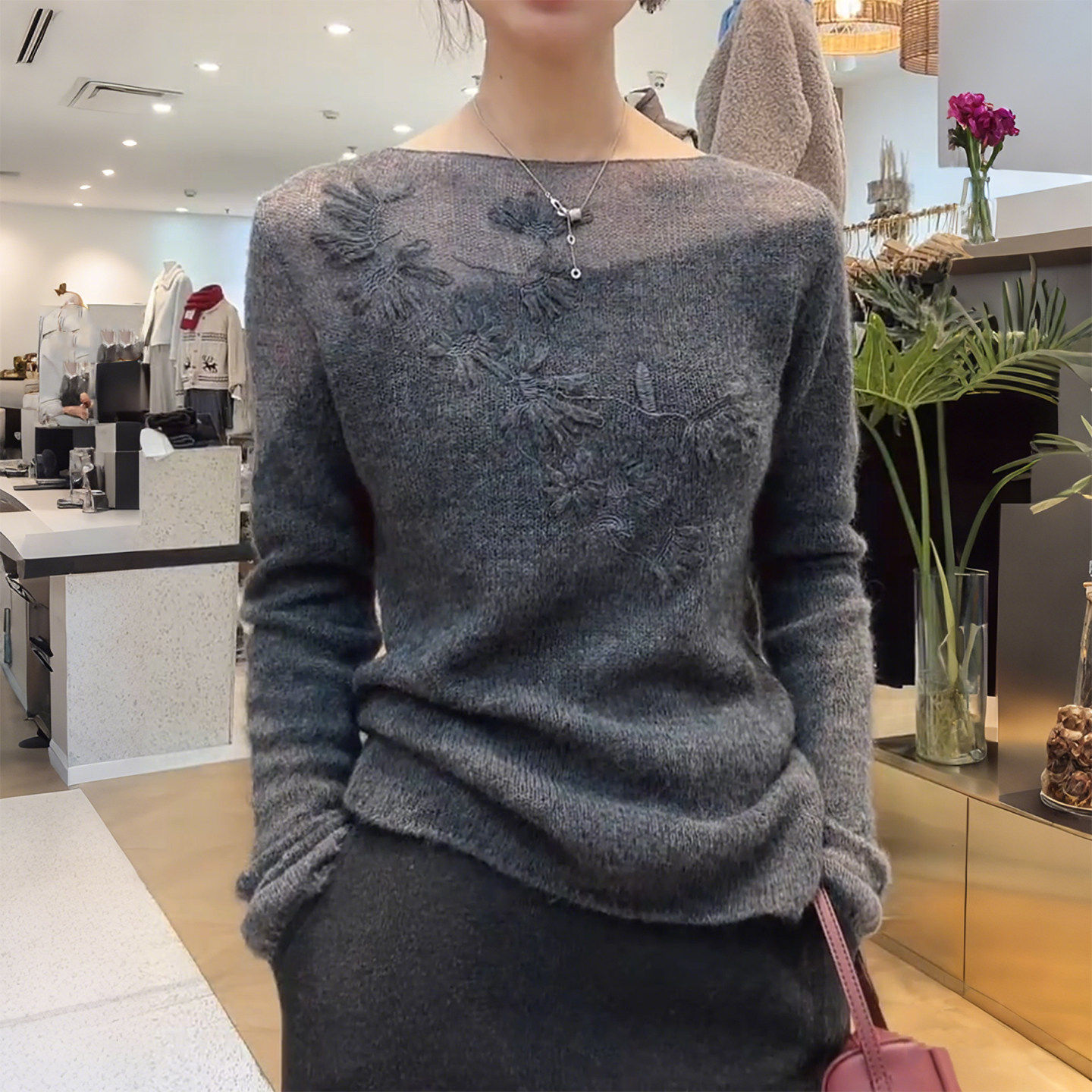 灰色镂空刺绣打底毛衣针织衫女士秋冬季新款高级时尚洋气好看上衣