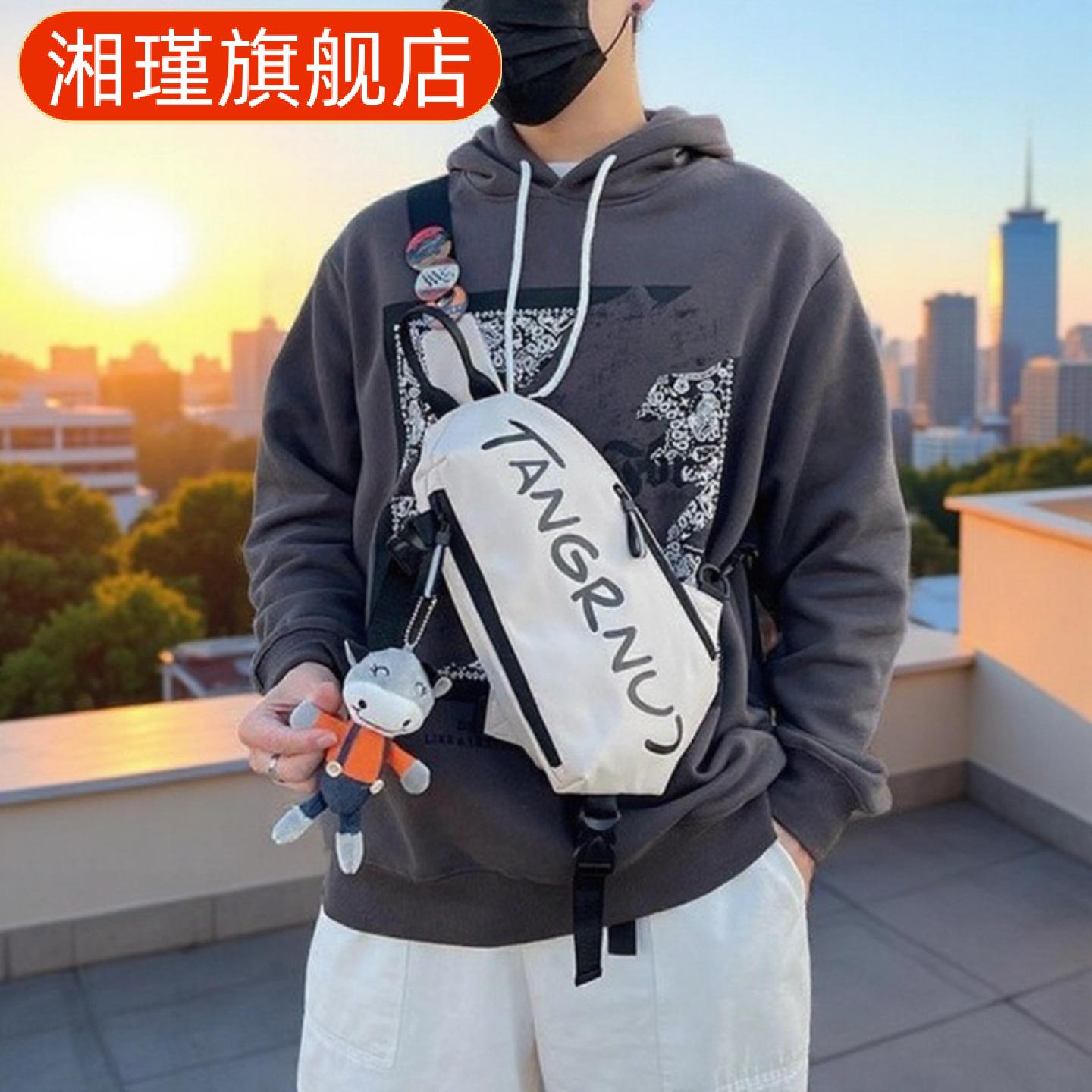 男士斜挎胸包小众日系运动休闲