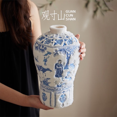 观寸山绒瓷青花花瓶刺绣摆件