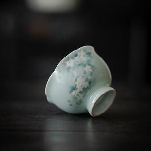 留白手绘梅花花口主人杯影青陶瓷釉下彩单杯中式品茗杯功夫茶具