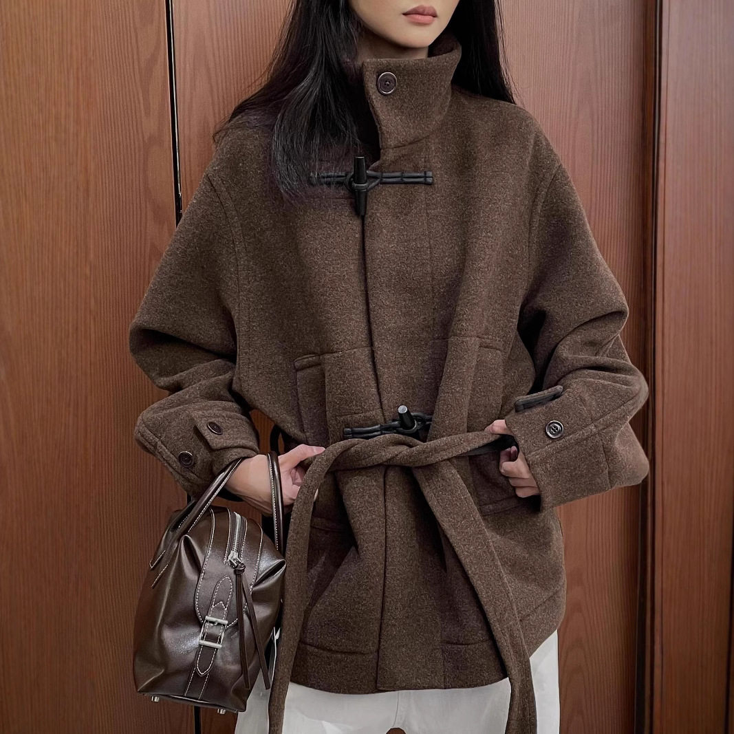 26秋冬新款大衣加厚短款牛角扣系带高领外套女宽松毛呢外套