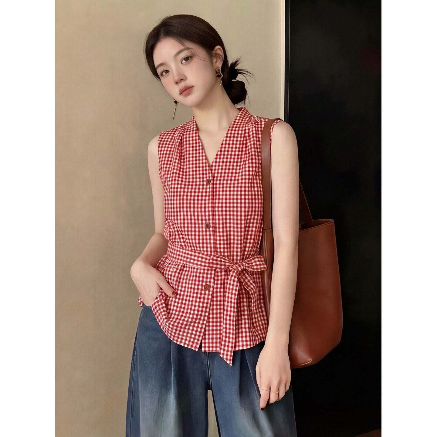 轻熟港风红色格纹收腰衬衫女夏季外穿挂脖飘带无袖背心马甲上衣服