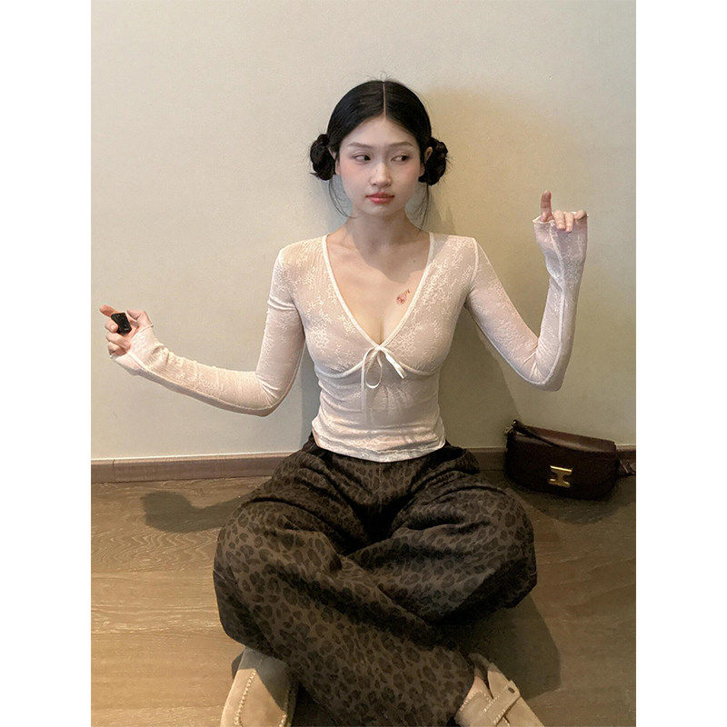 性感白色蝴蝶结V领蕾丝打底衫女早秋季纯欲修身显瘦内搭短款上衣