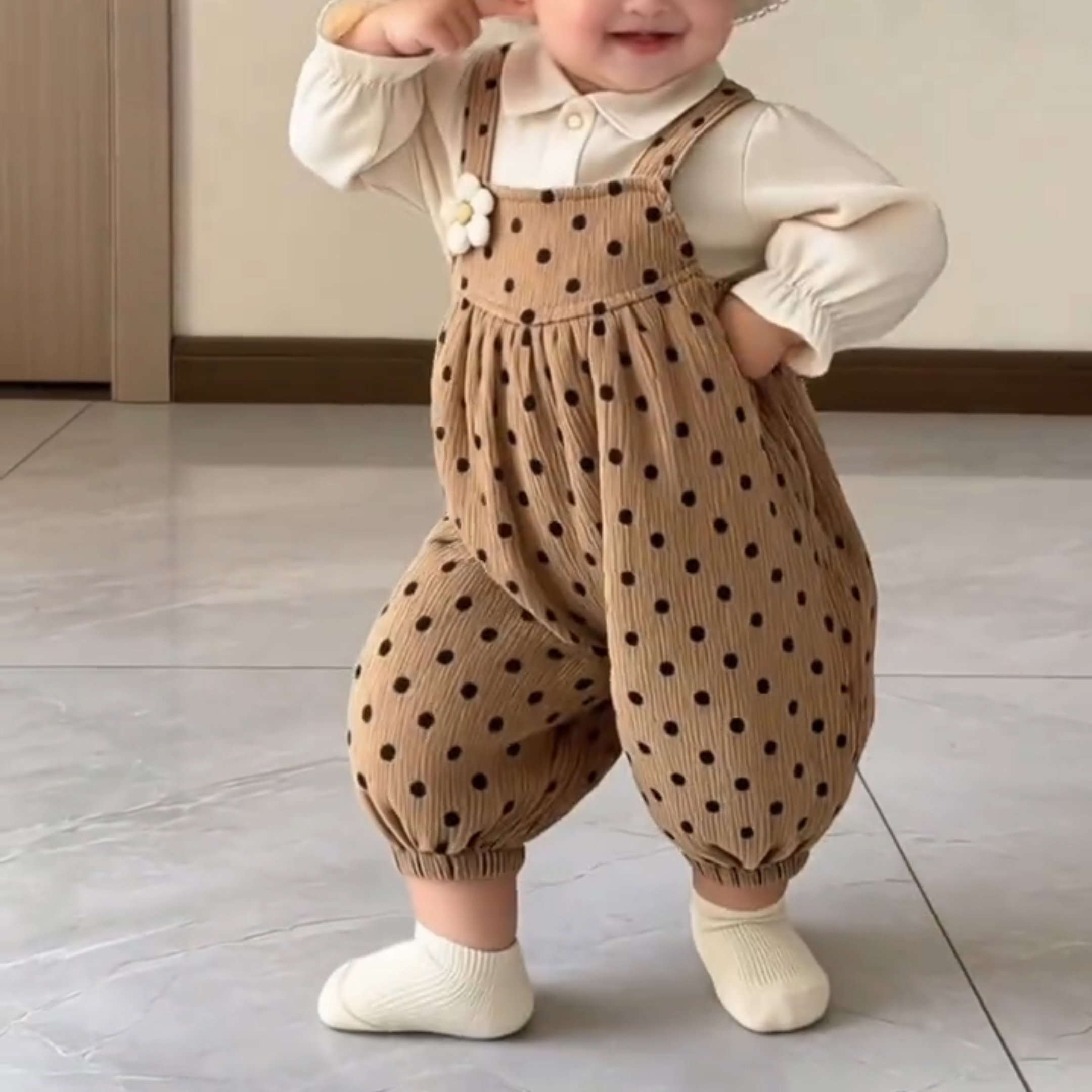 女宝宝春秋波点灯芯绒背带裤婴幼儿洋气花朵宽松外出休闲裤子