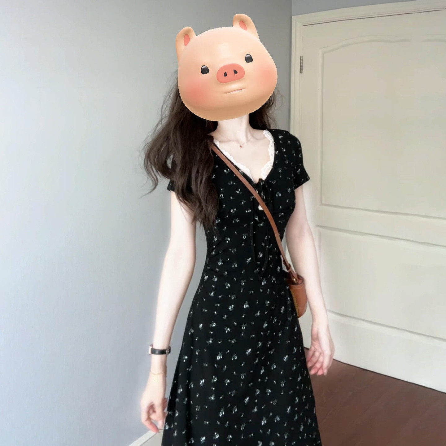 法式茶歇黑色V领碎花洋装子女春季高知穿搭高级感收腰显瘦长裙