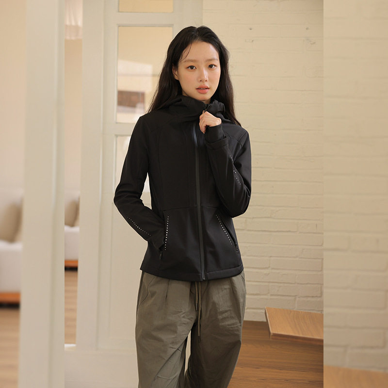 黑色软壳冲锋衣外套女春秋冬款修身夹克加绒连帽开衫户外运动上衣
