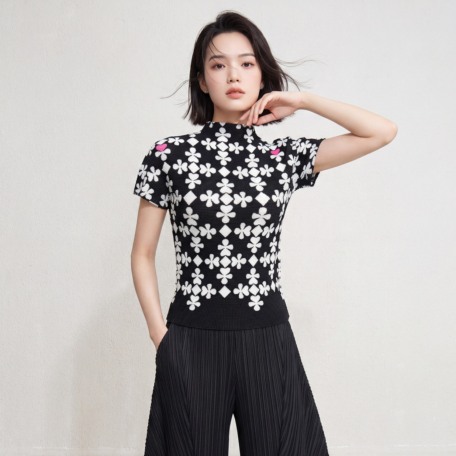三宅风压褶印花T恤扑克图案半高领修身显瘦短袖上衣日常百搭女装