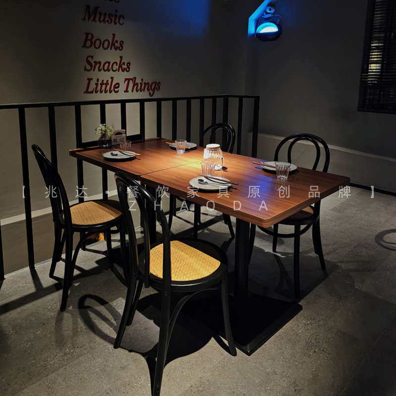美式西餐厅胡桃色桌子复古风火锅主题餐厅黑色桌椅简约方桌两椅子
