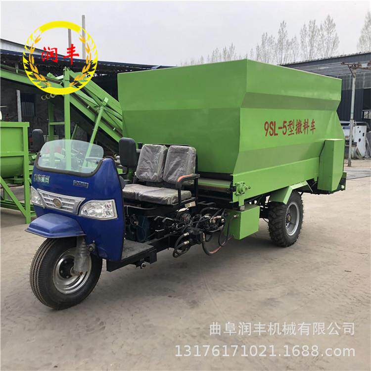 液压刮板式撒料车 牛羊电动喂料机 多种容积刮板式撒料车