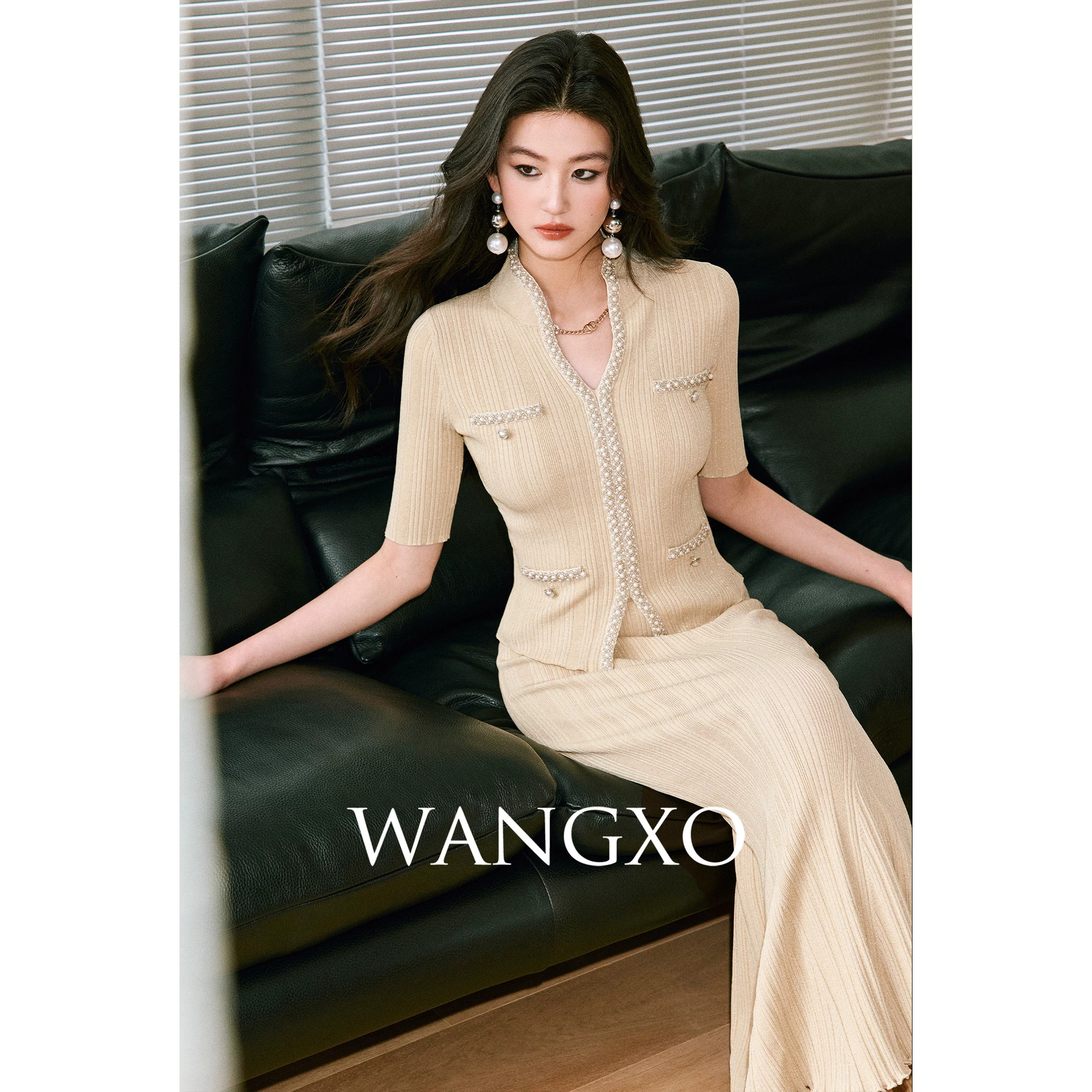 WANGXO|珠光肌理亮丝针织|精致珍珠镶边立领修身上衣&鱼尾半裙