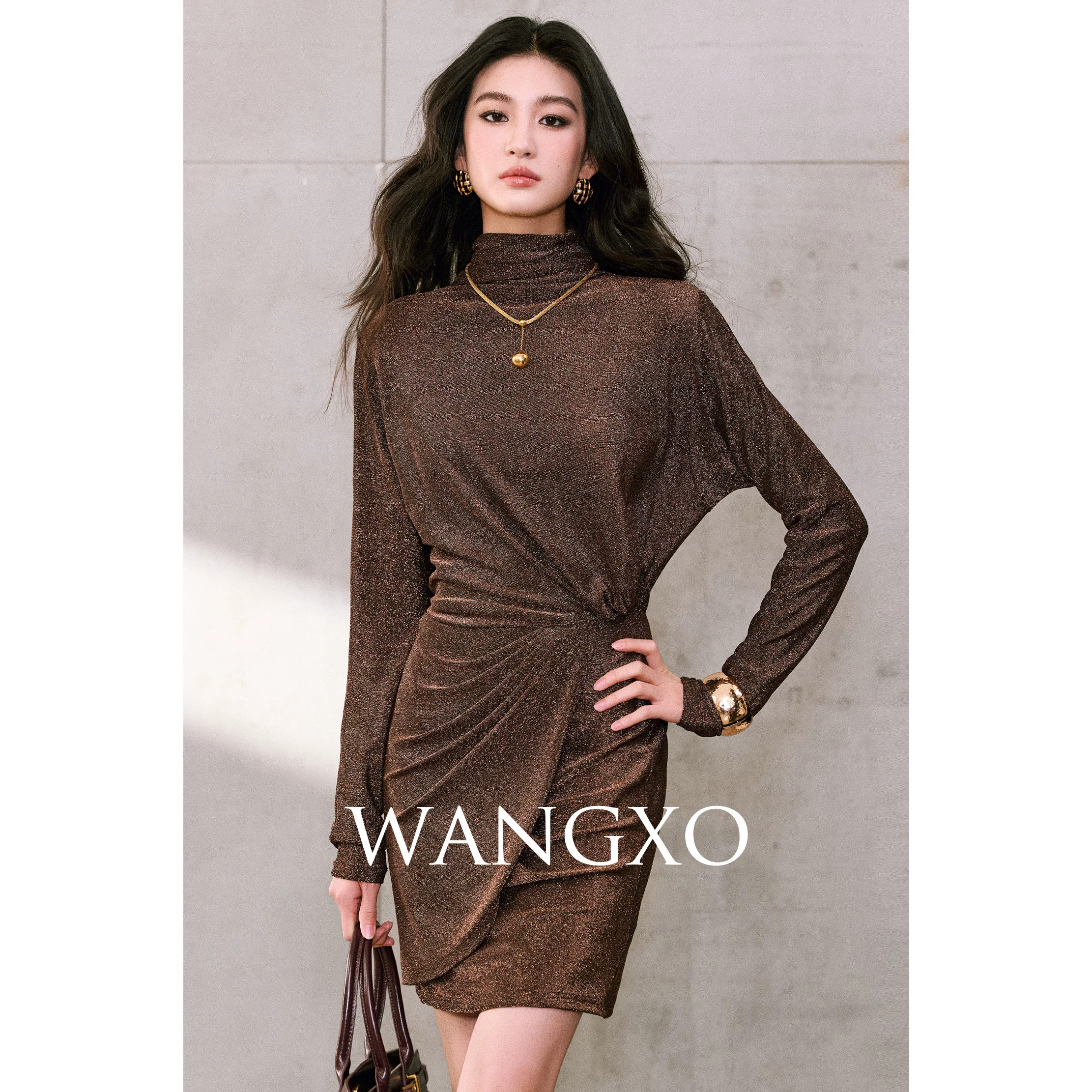 WANGXO|鎏金璀璨闪丝弹力针织|高领扭结褶皱显瘦包臀短款连衣裙