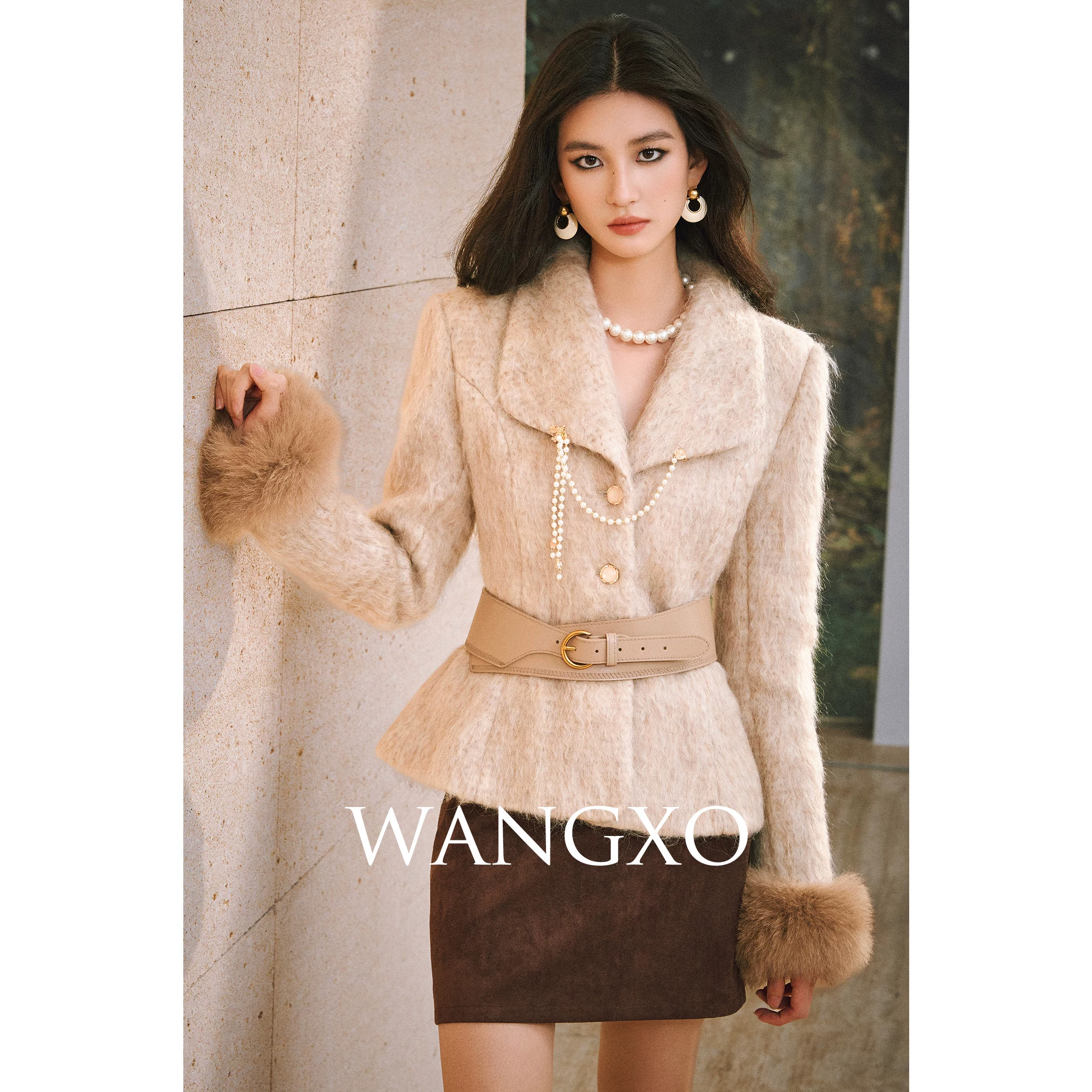 WANGXO｜高比例羊毛浓密毛感｜真狐狸毛领袖口A摆收腰短款外套