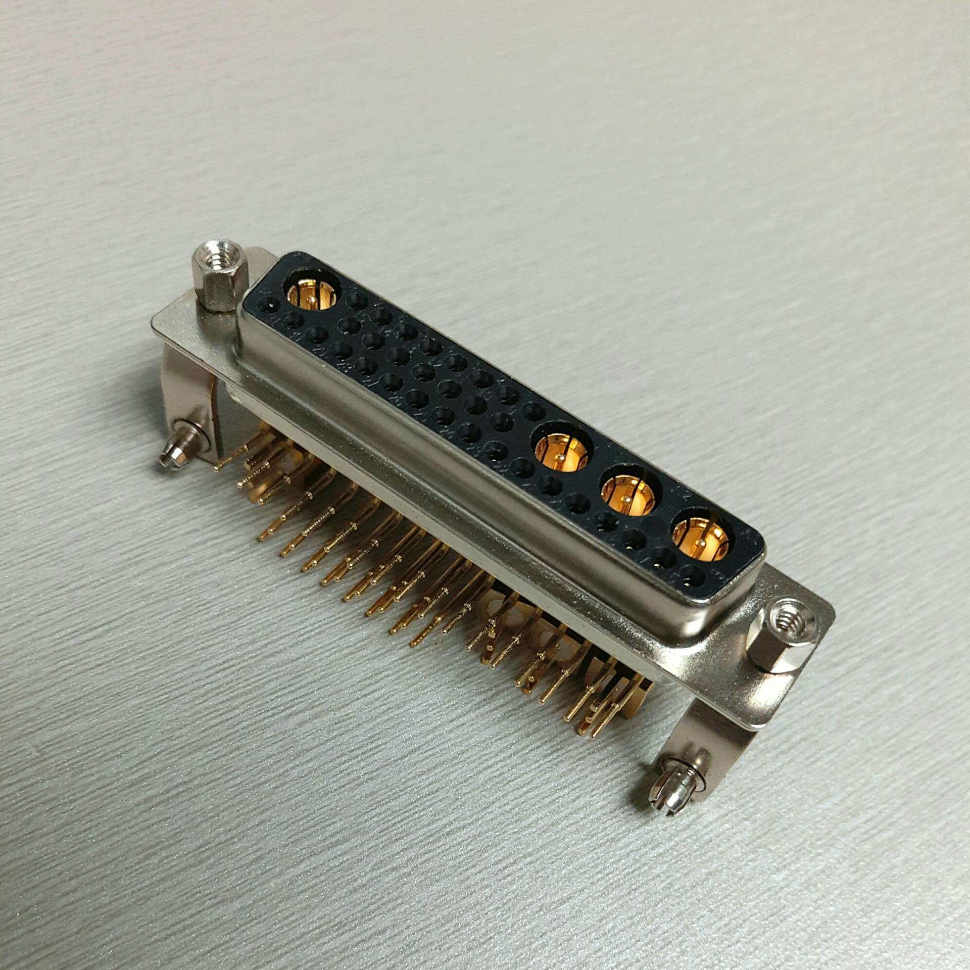 射频同轴36W4母头连接器 射频弯脚式36W4母座插头 带铁支架